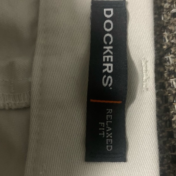 Dockers Khakis Relaxed Fit - Picture 2 of 3